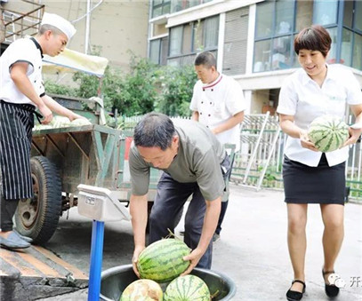 買下一整車西瓜，讓瓜農(nóng)早點回家